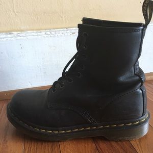 Size 7 US L black dr marten boots
